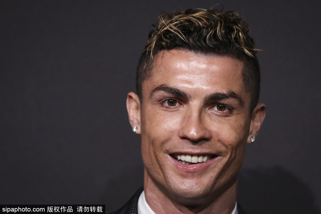 开局平推！佩雷拉1分20秒TKO安卡拉耶夫，重夺轻重量级世界冠军