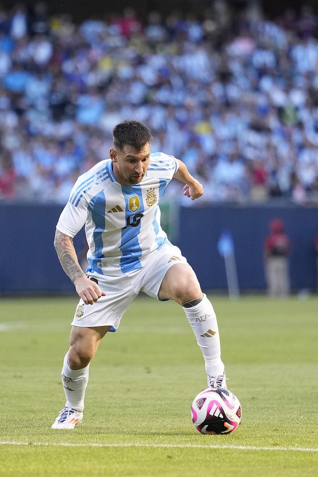 表现出色，托纳利当选欧冠纽卡vs毕尔巴鄂全场最佳球员（托纳利闪耀欧冠纽卡战毕尔巴鄂，荣膺全场最佳）