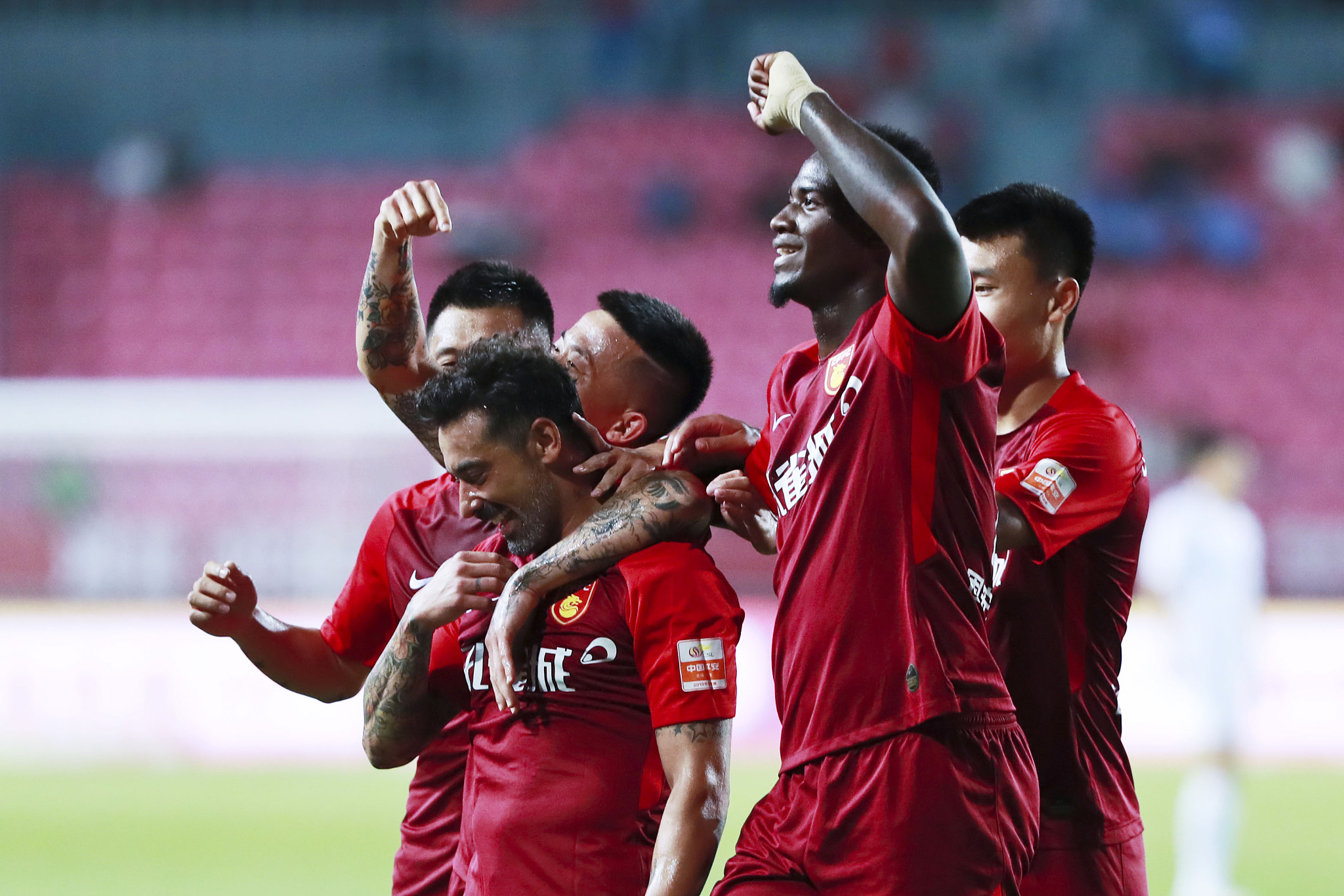 足坛年终大战海选倒计时5小时！姆巴佩稳居榜首，托纳利升至31（足坛年终评选仅剩5小时：姆巴佩继续领跑，托纳利升至第31位）