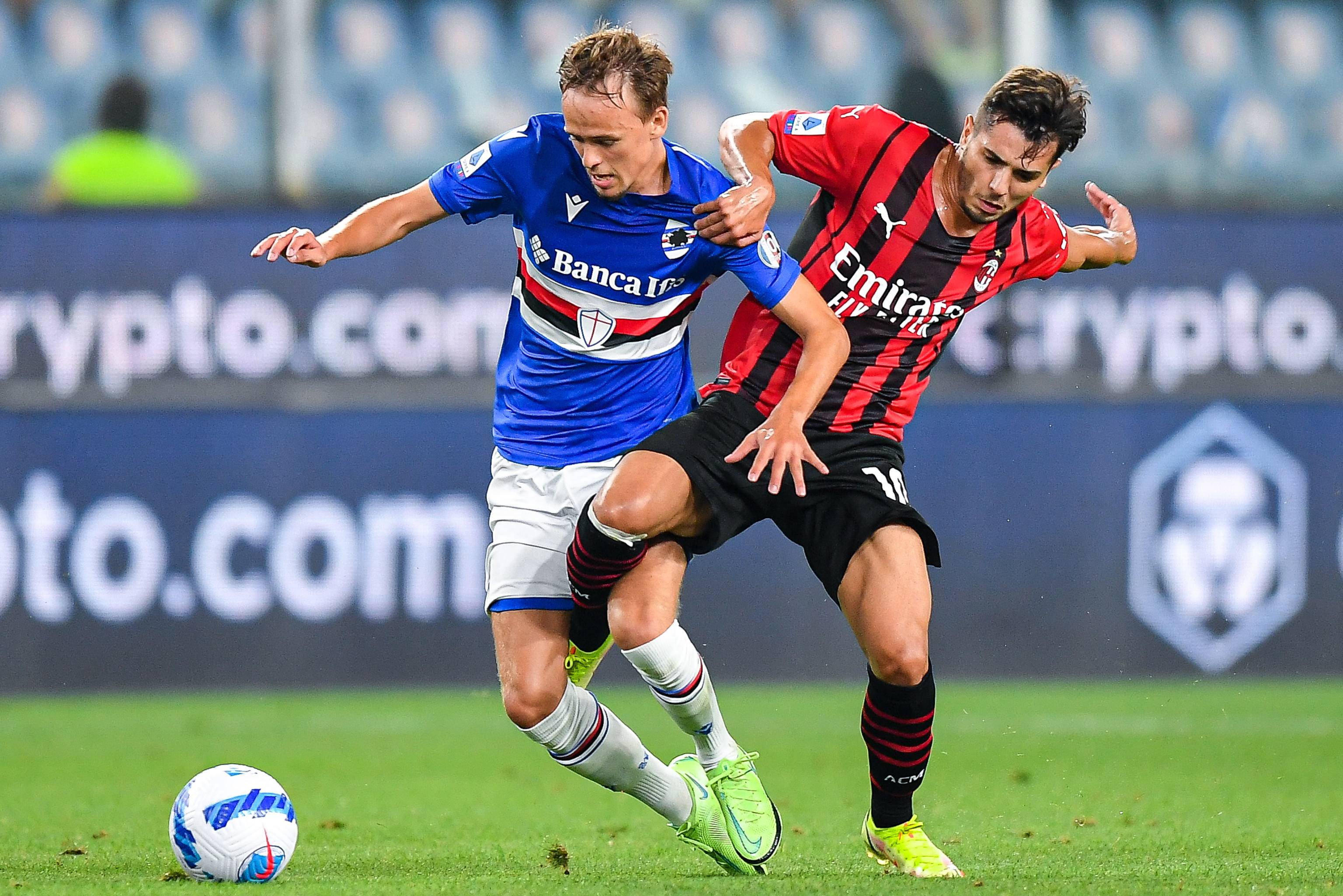 曼联客场不败创英超最长纪录，B费贡献2球1助攻，但防守漏洞明显，积分排名靠后。（曼联客场不败续写英超最长纪录，B费梅开二度并送助攻，防线隐患明显、积分依旧靠后）